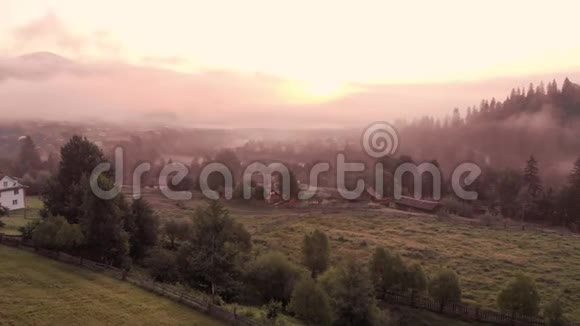 在山村里雾蒙蒙的阳光明媚的早晨视频的预览图