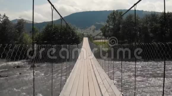 横跨山河的木桥视频的预览图