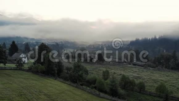 晨雾过山村视频的预览图