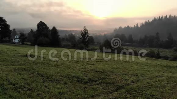 乡村晨雾缭绕的景色视频的预览图