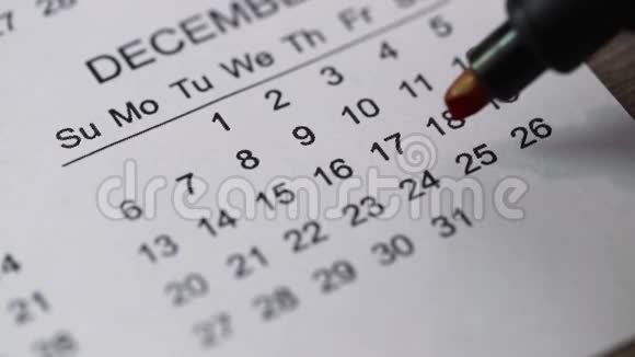 女手用红色记号笔标出12月25日的日期视频的预览图
