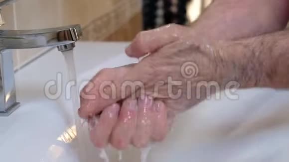 老年男子洗手以防日冕病毒covid19闭合视频的预览图