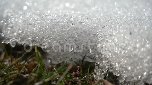 冰雪融化特写镜头冰被阳光照亮这张照片是下午拍的视频的预览图