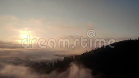 群山中雾霭笼罩的天空视频的预览图