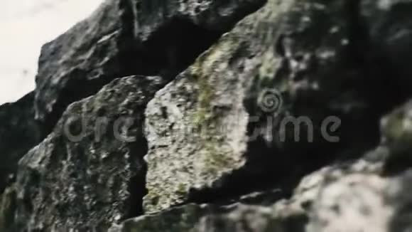 旋转的老石壁中世纪古城墙的旋转特写视频的预览图