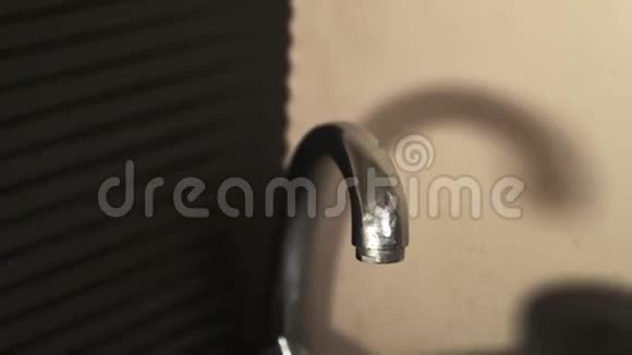 一个人在电热水壶里装满了煮咖啡的水厨房用具视频的预览图
