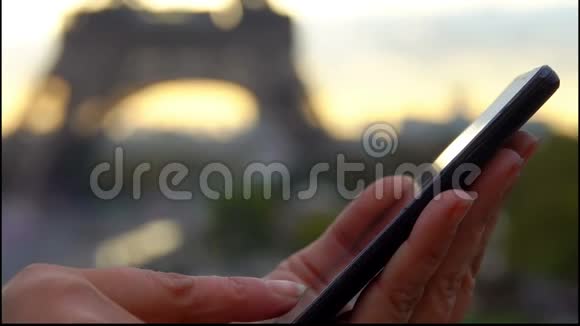 女性手指点击手机屏幕视频的预览图