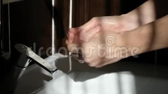 女人用泡沫在洗手盆洗手从病毒中清洁皮肤电晕病毒处方中的贫血视频的预览图