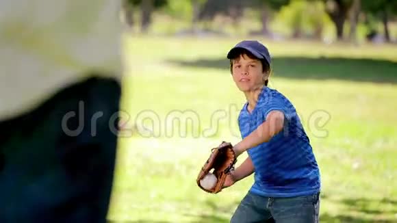 微笑的男孩站着打棒球视频的预览图