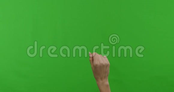 女性手在绿色触摸屏上显示多点触摸手势视频的预览图
