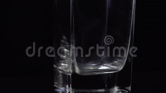 将新鲜的矿泉水倒入桌子上的玻璃中新鲜起泡饮料黑色背景有氧气球视频的预览图