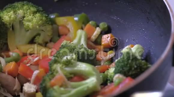 在碗里煮新鲜蔬菜关紧视频的预览图