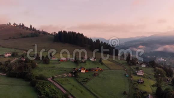 美丽喀尔巴阡山乡村景观鸟瞰视频的预览图