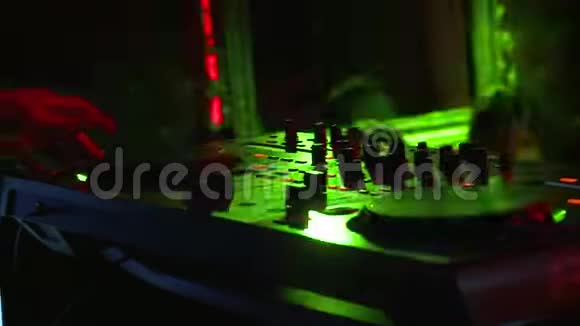 DJ控制台和监视器视频的预览图