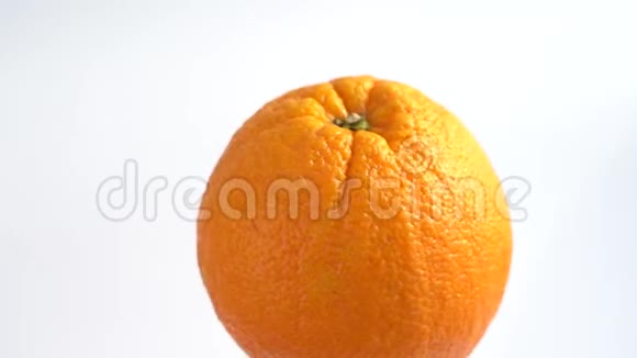 白色背景上的橙色成熟的大水果视频的预览图