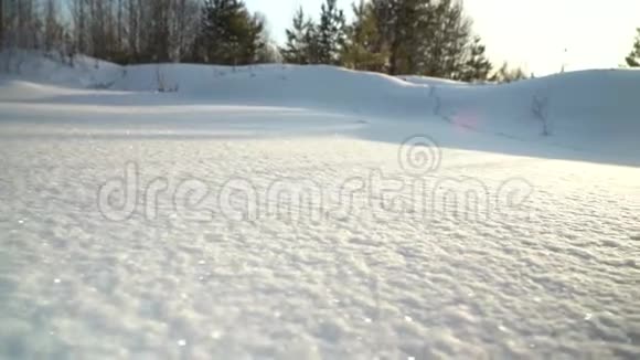 有人在雪地里脚印在一片白雪皑皑的草地上活动视频的预览图