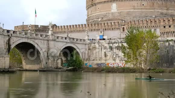 男子皮划艇在罗马河提伯健康的城市体育活动生活方式视频的预览图