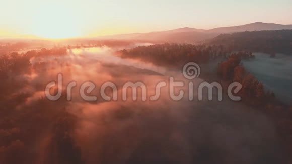 初秋时节美丽的雾蒙蒙的黎明笼罩着河流和山脉视频的预览图