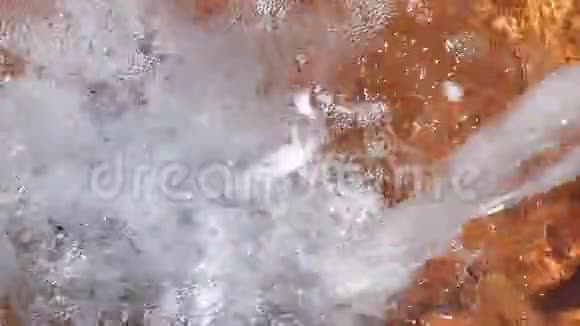 矿泉与疗伤水纳赞切格特的纳扎诺夫山谷埃尔布鲁斯视频的预览图