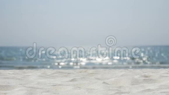 4K海水模糊的沙子热带海滩背景暑假和旅游概念与复制空间视频的预览图