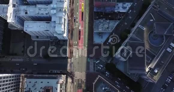 市场街上的空中俯瞰拍摄于傍晚高楼林立视频的预览图