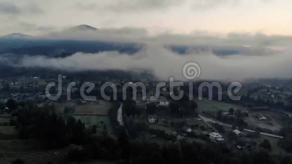 山村大雾全景视频的预览图