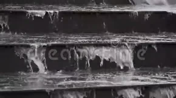 水在城市里流动喷泉上瀑布的特写水从楼梯上跑下来视频的预览图