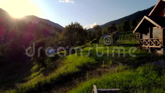 阳光明媚的一天山上的乡村景观视频的预览图