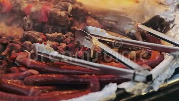 香肠烧烤和肉钳度假时在城镇广场用加热的肉制品盛锅视频的预览图