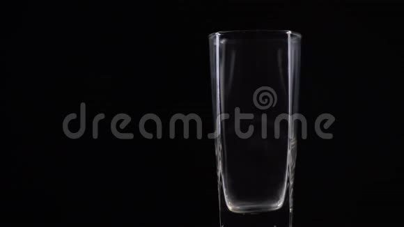 将新鲜的矿泉水倒入桌子上的玻璃中新鲜起泡饮料黑色背景有氧气球视频的预览图