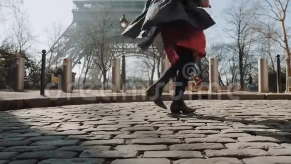 在巴黎假日慢动作期间在著名的埃菲尔铁塔附近欢快地旋转着的快乐美丽的女人上了电影院视频的预览图