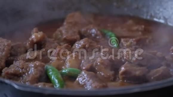烹制印度式辣牛肉咖喱视频的预览图