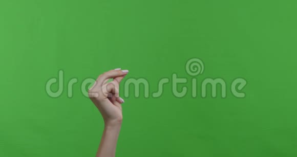 女人用手指拍着彩色钥匙背景视频的预览图