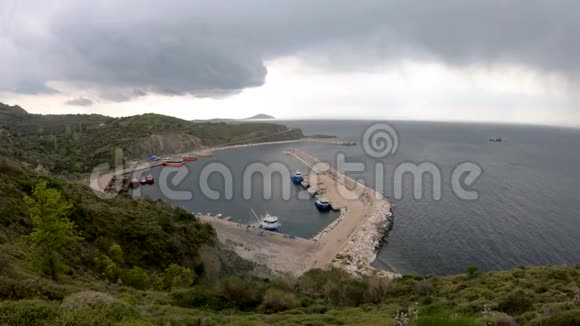 土耳其Balikesir马尔马拉海马尔马拉岛村庄海港内的船只视频的预览图
