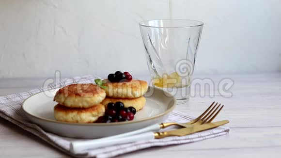 自制薄煎饼配上白灯笼配上黑醋栗和蔓越莓全家人的早餐视频的预览图