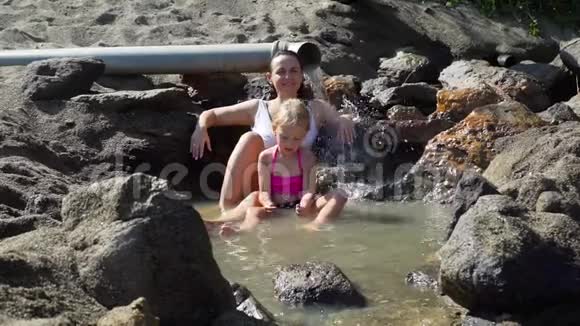 女人和小女孩在热水中放松视频的预览图