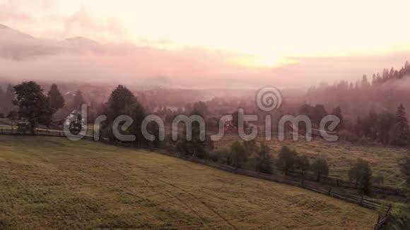 在山村里雾蒙蒙的阳光明媚的早晨视频的预览图