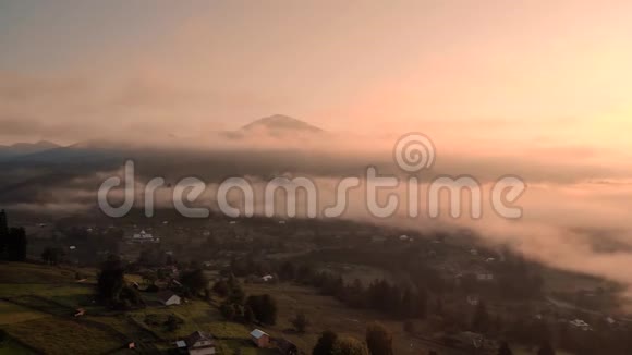雾天早晨山谷全景视频的预览图