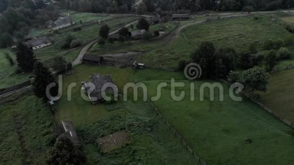 早上在草地上的村庄视频的预览图