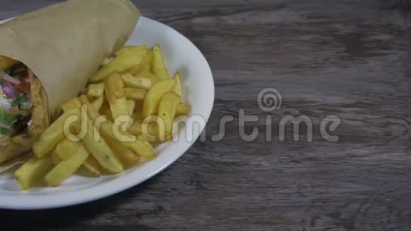 希腊传统食品皮塔陀螺配薯条视频的预览图