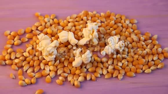 糖玉米粒在灯光背景下拍摄特写镜头视频的预览图