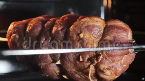 猪肉牛腰烤肉在热对流炉里的唾沫上烤视频的预览图