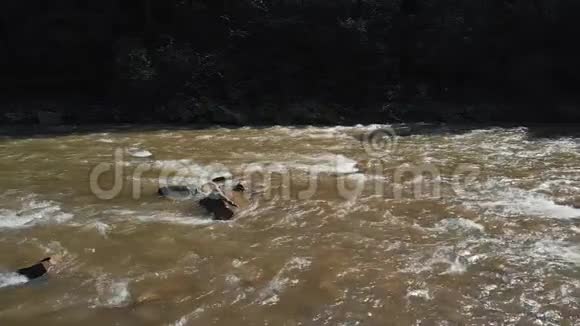 缓慢流动的河流流过石头视频的预览图