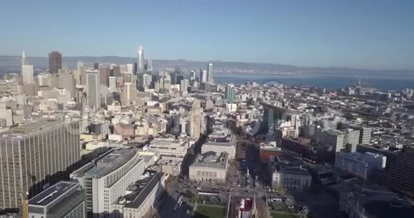 旧金山市中心旋转右侧快速空中无人机俯瞰海湾大桥视频的预览图