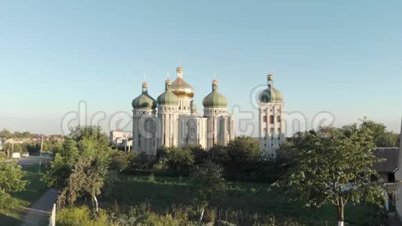 蓝天背景上的白色东正教教堂视频的预览图
