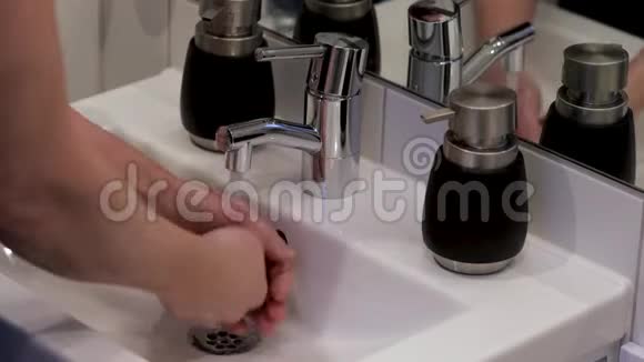 近距离观看男性洗手和洗手卫生概念视频的预览图