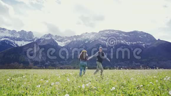 快乐的年轻人夫妇牵着手微笑一对夫妇在山的自然背景下玩得很开心视频的预览图