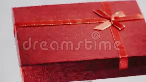 精美红色礼盒旋转360度假期和礼物在白色背景下视频的预览图