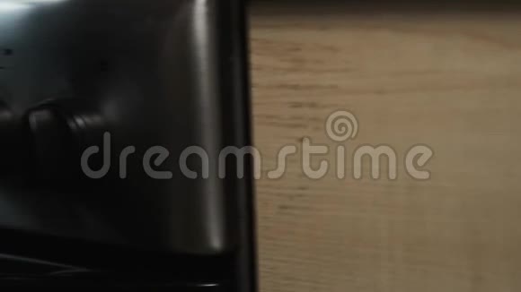 人打开炉子上的煤气做饭厨房用具滑梯视频的预览图