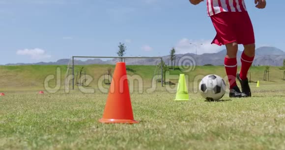 足球运动员在野外训练视频的预览图